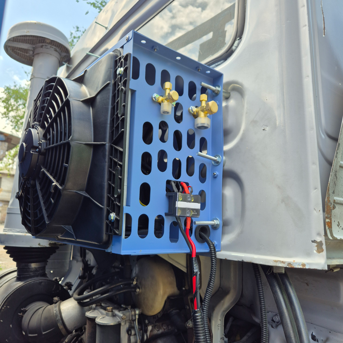 Karlesk G1-R outdoor unit installed on a truck cab